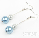 baumelnden weißen und hellblauen arcylic Ball Ohrringe