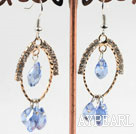 schönen, hellen blauen Kristall Ohrringe auf Gold-Ton-Schleife mit Strass