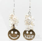 Boucles d'oreilles perles d'eau douce blanches avec le bronze Accessoires visage souriant