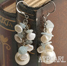 クラスタスタイルの白真珠と海のシェルビーズのイヤリング