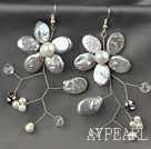 Grå Coin Pearl og White Ferskvann Pearl Flower øredobber