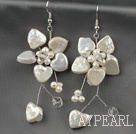 White Heart Shape Coin Pearl og White Ferskvann Pearl Flower øredobber