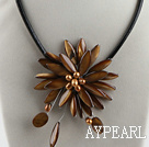 17,7 pouces coquille brune fleur collier de perles avec fermoir magnétique