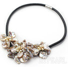 Perle und grau gefärbt Schale Blume Halskette mit Magnetverschluss