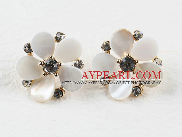 metal jewelry lovely flower shape earrings with rhinestone