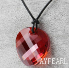 Yksinkertainen Design Punainen Faceted Itävallan kristalli Perunalastut muoto riipus Leather Chain