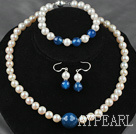 En klass Rund Natural White Freshwater Pearl och blå agat set (Halsband Armband och matchade örhängen)