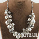 hvit sjø shell perler halskjede med charms