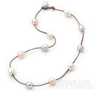 Single Strand 11-12mm vit Grå och rosa sötvattenspärla halsband med brunt läder