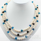 Tre Strands runda vita Sötvatten Pearl och blått svart agat halsband med Shell Flower Lås