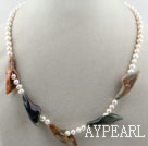 Hvit Freshwater Pearl og indiske Agate Flower halskjede