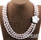 Tre Strands Baby Pink Baroque Pearl Halsband med Shell Flower Lås