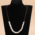 Einfache Design Weiße Schraube Süßwasser Perlenkette mit Brown Cord