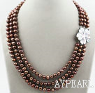 Tre Strands Coffee Brown Color Round Freshwater perlekjede med White Shell Flower Clasp