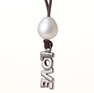 Simple Design hvit ferskvannsperle Leather Halskjede med legert Love Letter anheng