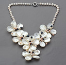 Elegantes Design weißen Süßwasser-Zuchtperlen und Shell Blume Halskette Partei