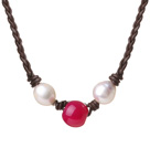 Trendig design Natural White Freshwater Pearl HandstickadLäder Halsband med agat pärla