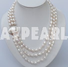 3つのストランド白い真珠のネックレス