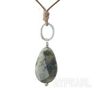 Enkel stil oregelbunden form Flash sten hänge Halsband med brun sladd