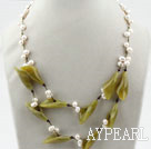 Hvit Freshwater Pearl og Olive Flower halskjede