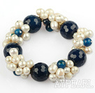 Hvit Freshwater Pearl og Fasettert blå Agate Stretch Bangle Bracelet
