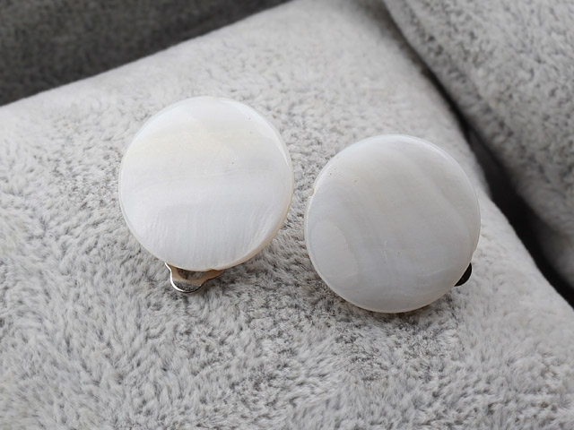 Classic Design Round White Shell Clip Earrings