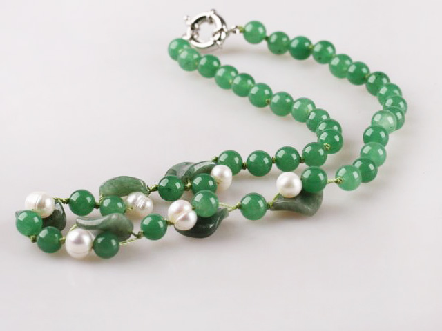 pearl and aventurine classic necklace with spring clasp