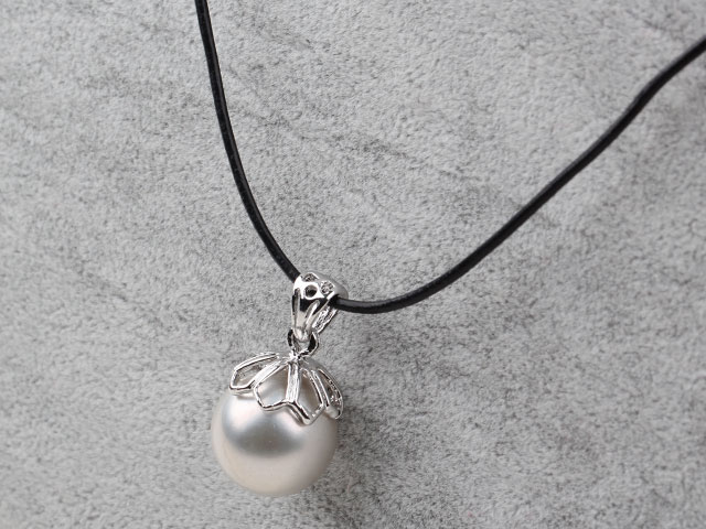 Classic Design Round Shape 16mm Light Gray Seashell Pendant Necklace