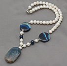 Hvit Freshwater Pearl Necklace med blå Krystallisert Agate Pendant (Steinen kanskje ikke incompelete)