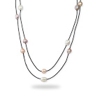 Long Stil 11-12mm hvit og rosa og fiolett Freshwater Pearl Necklace med svart skinn