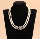 Drei Stränge A Grade Round weißen Süßwasser-Zuchtperlen und Karneol Perlen Halskette