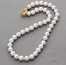 Klassisk design 10-11mm Rund Vit Sötvatten Pearl pärlstav Knutna halsband med guldpläterad Lås