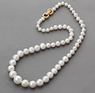 Klassischer Entwurf Runde weißen Süßwasser-Zuchtperlen graduiert Perlen Halskette mit vergoldet Verschluss