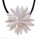 Klassische Natural White Series Süßwasser-Zuchtperlen Shell -Blumen-Partei -Halskette mit schwarzen Leder