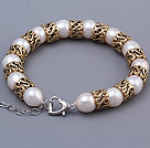 Fashion 9 - 10mm Natural White Freshwater Pearl pärlstav armband med Särskilda koppar Charms