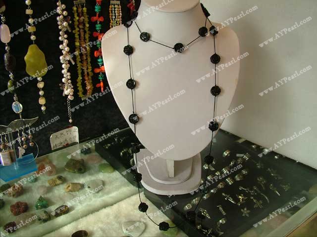 schwarzer Jade-Blumen-Form Halskette