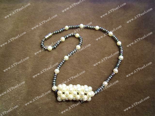 noir collier de perles blanches